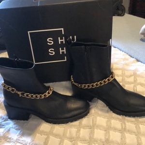 Black boots with gold chain
